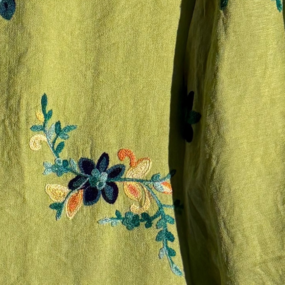 Kindred floral embroidered V-neck top Size 1X - Picture 4 of 6